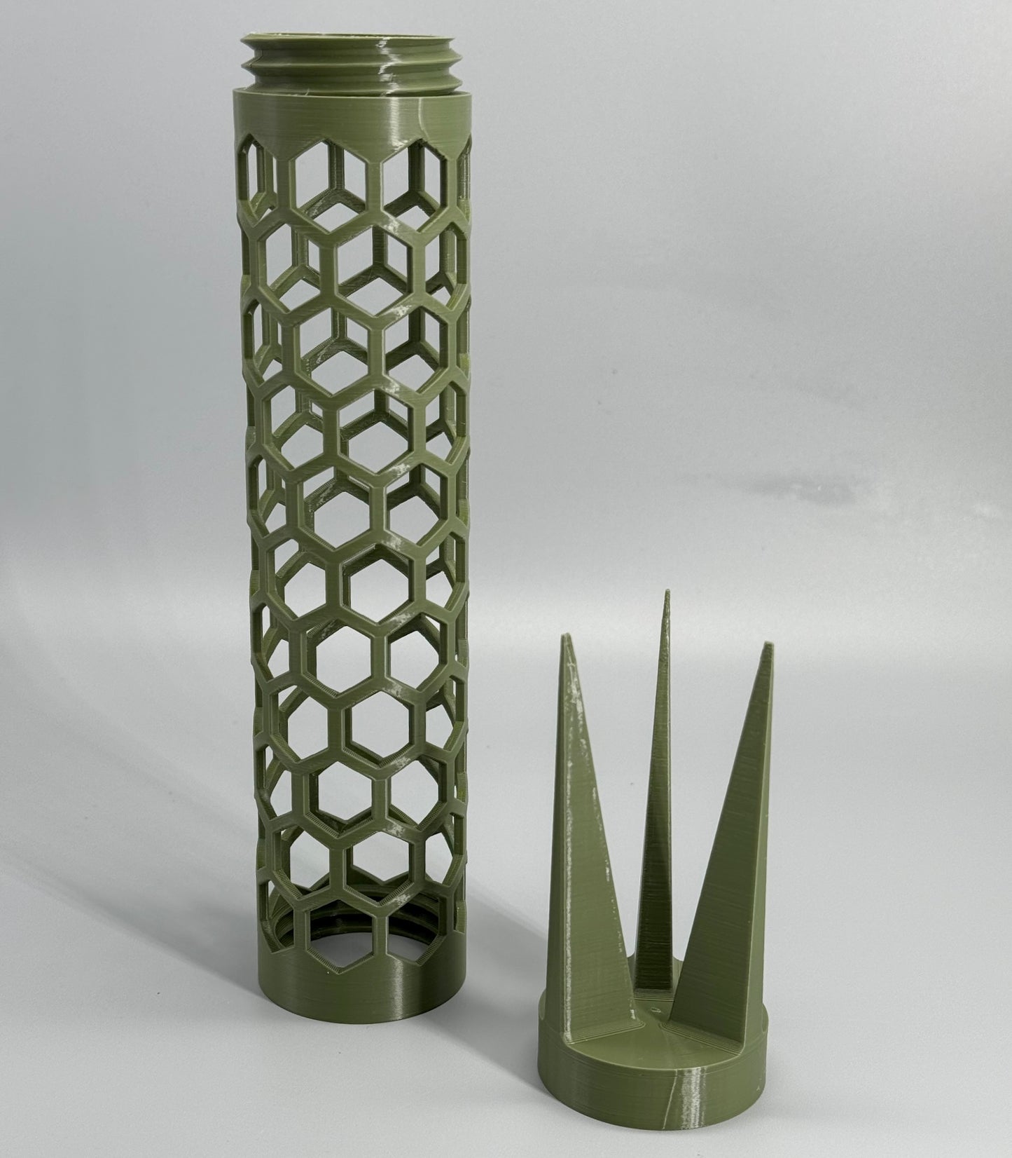 3D gedruckter Rankstab in Olivgrün mit Hexagon ausschnitten.