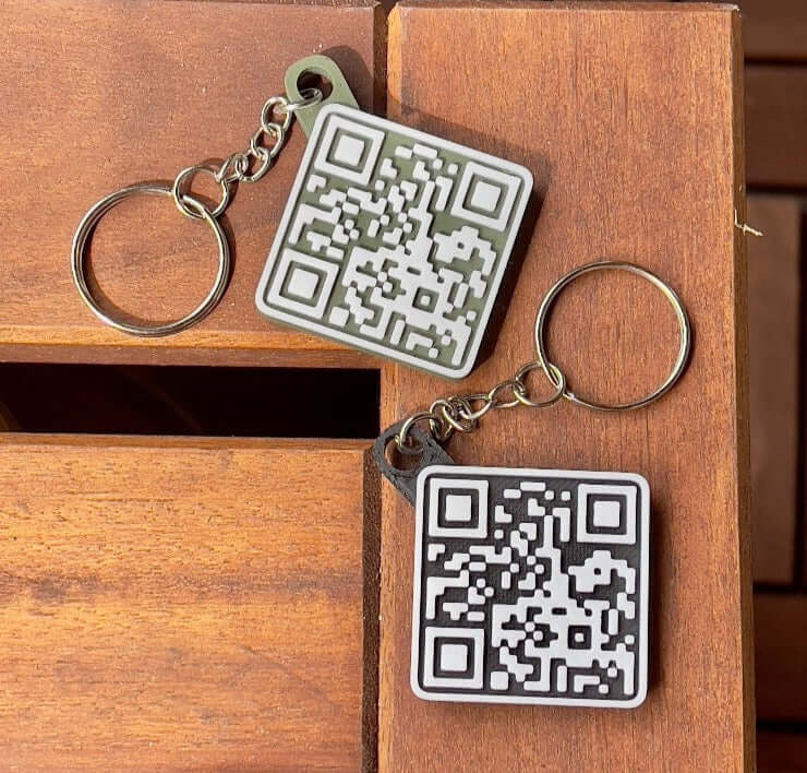 QR Code Schlüsselanhänger in olivgrün und schwarz